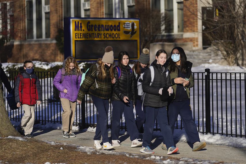 Los estudiantes de las escuelas públicas de Chicago se aprestan a regresar a las aulas luego que los líderes del sindicato de maestros en el tercer mayor distrito del país aprobaron un plan sobre protocolos del COVID-19, poniendo fin a una amarga disputa que canceló clases por cinco días.&nbsp;