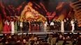 Los equipos de La infiltrada y El 47, ganadores ex aequo del premio a la Mejor Película, celebran en el escenario durante la 39ª entrega de los Premios Goya en el Palacio de Exposiciones y Congresos de Granada, el 8 de febrero de 2025.