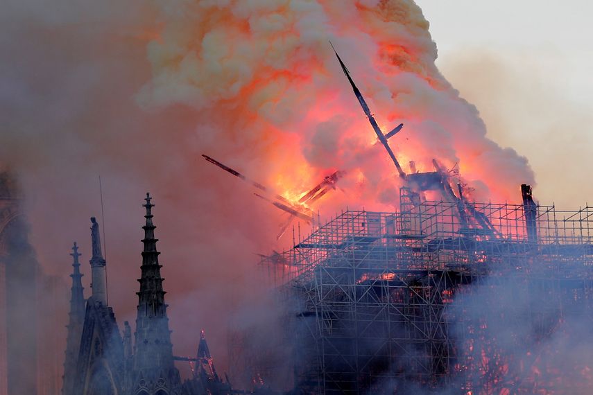 La aguja central de la catedral de&nbsp;Notre&nbsp;Dame&nbsp;cae durante un incendio este lunes en París, Francia.&nbsp;