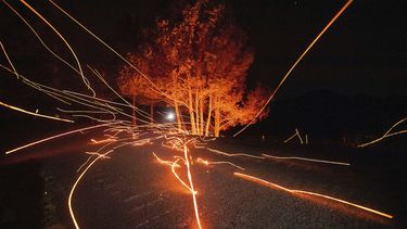 Fuertes vientos hacen que las ascuas de un incendio vuelen sobre la carretera Ida Clayton Rd. mientras el incendio Kincade arrasa Calistoga, California, el 29 de octubre de 2019.&nbsp;