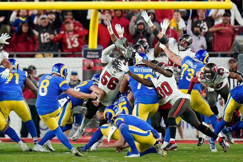 Matt Gay (8), de los Rams de Los Ángeles, patea el gol de campo de la victoria en contra de los Buccaneers de Tampa Bay, durante la segunda mitad del partido de la NFL en la ronda divisional de los playoffs. Tom Brady es eliminado de la postemporada