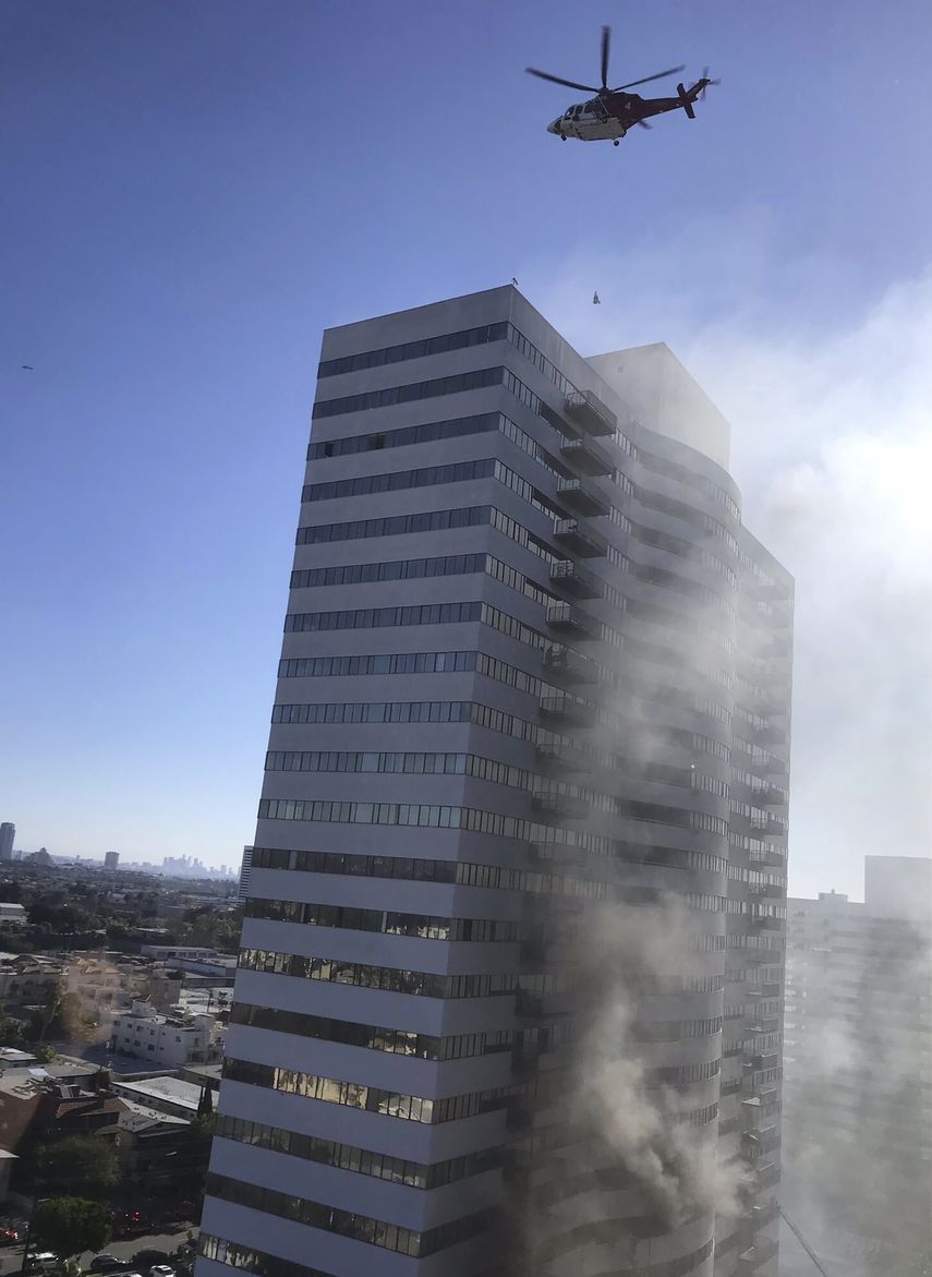 La foto provista por Megan Feldman muestra un helicóptero sobre un edificio residencial en Los Ángeles donde estalló un incendio el miércoles 29 de enero de 2020. 