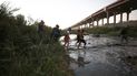 Migrantes venezolanos cruzan a pie el Río Grande en su camino hacia la frontera de Estados Unidos para entregarse a la patrulla fronteriza, desde Ciudad Juárez, México Migrantes venezolanos cruzan a pie el Río Grande en su camino hacia la frontera de Estados Unidos para entregarse a la patrulla fronteriza, desde Ciudad Juárez, México