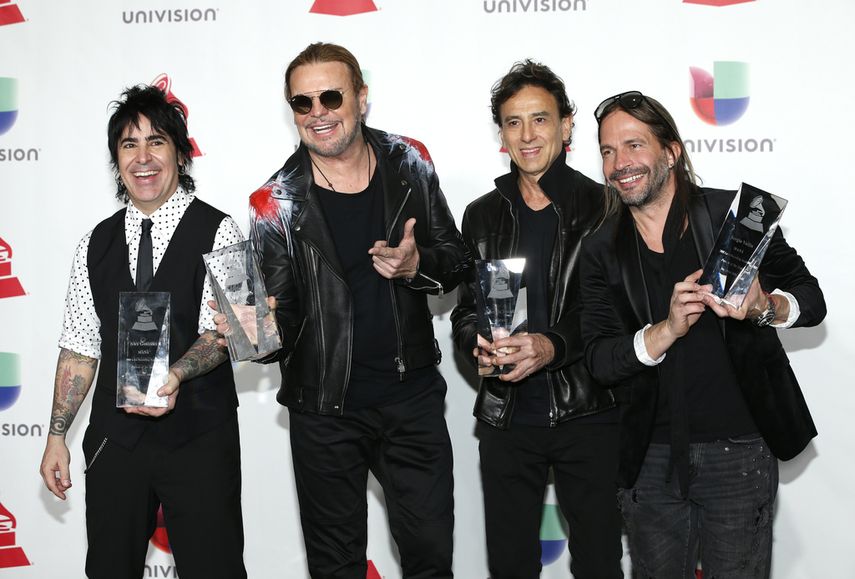 Alex Gonzalez, Fher Olvera, Juan Calleros y Sergio Vallin, de la banda Maná, posan en la sala de prensa con el premio a Persona del Año en los Premios Grammy Latino en Las Vegas el 15 de noviembre de 2018.&nbsp;