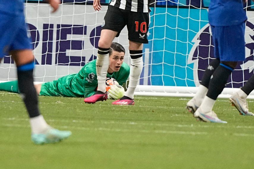 El portero del Chelsea, Kepa Arrizabalaga, sostiene el balón durante el partido de fútbol de la Serie de Verano de la Premier League del equipo contra el Newcastle, el miércoles 26 de julio de 2023, en Atlanta. EL Real Madrid está interesado en un préstamo por el arquero español