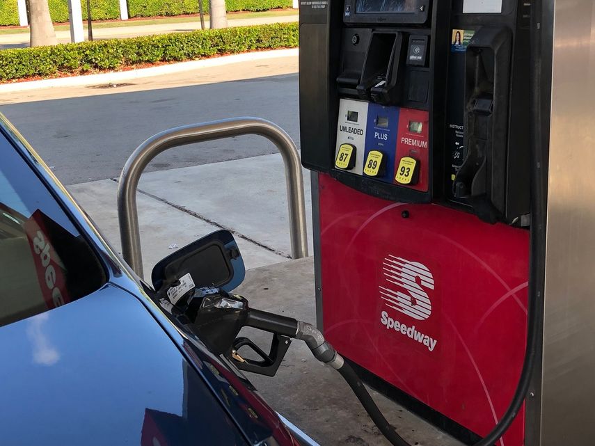 El precio de la gasolina en Florida, en este verano, seguirá una tendencia a la baja, según pronósticos de la AAA (Asociación de automovilistas de Estados Unidos).