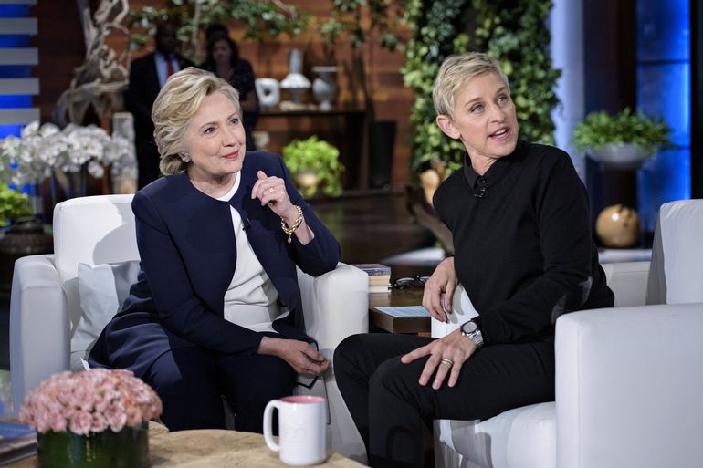 En esta foto de archivo tomada el 13 de octubre de 2016, la candidata presidencial demócrata Hillary Clinton (izquierda) y la presentadora de televisión Ellen DeGeneres hablan durante una pausa comercial de la grabación de Ellen Show en Burbank, California.
