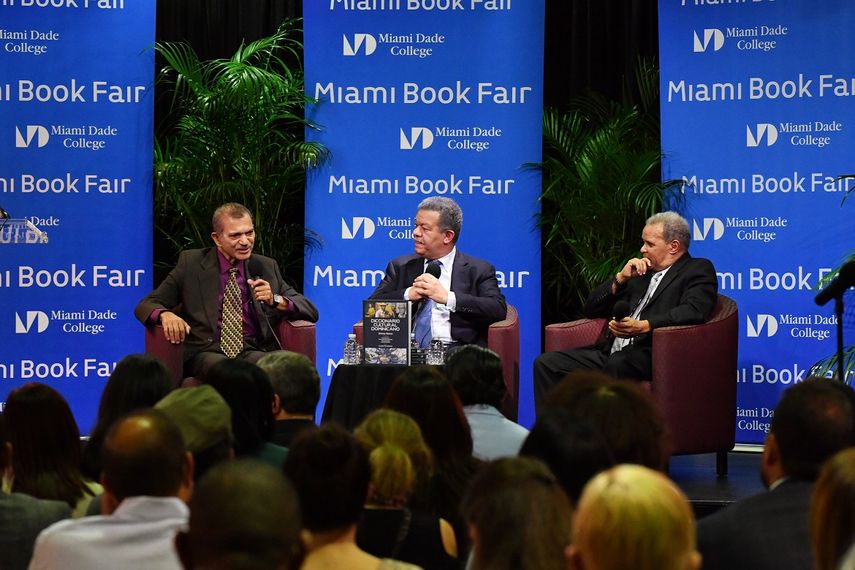 El escritor H&eacute;ctor Mart&iacute;nez, el expresidente Leonel Fern&aacute;ndez (centro) y el autor Jimmy Sierra, durante la presentaci&oacute;n este domingo 12 de noviembre de&nbsp;Diccionario cultural dominicano&nbsp;en la Feria del Libro de Miami.&nbsp;