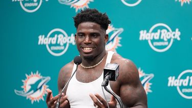 El receptor abierto de los Miami Dolphins, Tyreek Hill, habla durante una conferencia de prensa posterior a un partido de fútbol americano de la NFL, el domingo 8 de septiembre de 2024, en Miami Gardens, Florida. Los Dolphins derrotaron a los Jaguars 20-17.&nbsp;