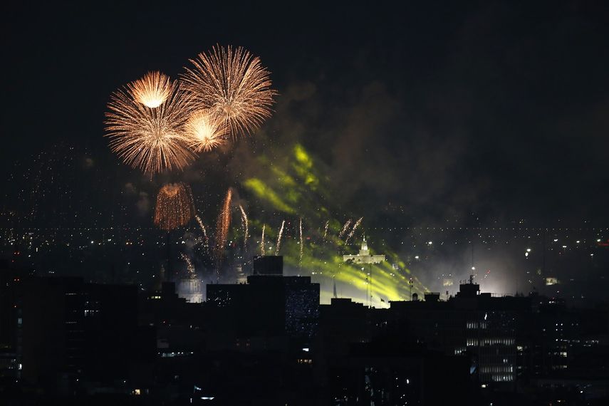 Fuegos artificiales estallan sobre el z&oacute;calo durante las celebraciones del D&iacute;a de la Independencia en Ciudad de M&eacute;xico, el domingo 15 de septiembre de 2019.&nbsp;