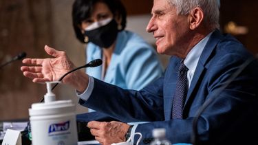 Anthony Fauci, asesor médico jefe de la Casa Blanca durante una audiencia del Comité Senatorial de Salud, Educación, Trabajo y Pensiones para examinar la respuesta federal al COVID-19 y las nuevas variantes emergentes, en Washington, DC.