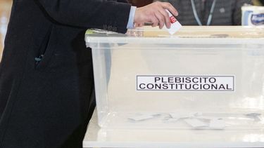 El presidente de Chile, Gabriel Boric, vota en el proceso de aprobar o rechazar la reforma constitucional de Chile.