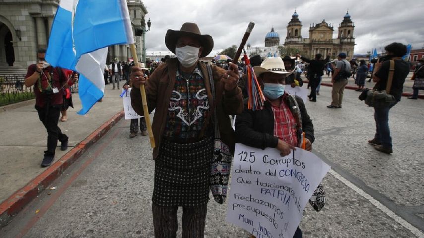 Concejales indígenas se reúnen frente al Palacio Nacional para exigir la renuncia del presidente Alejandro Giammattei, en la ciudad de Guatemala, el martes 24 de noviembre de 2020.