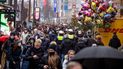A pesar del tiempo lluvioso, el centro de la ciudad de Duesseldorf, Alemania, luce muy concurrido a pesar de las reglas existentes contra el COVID-19 para los minoristas, poco antes de Navidad, el sábado 18 de diciembre de 2021. A pesar del tiempo lluvioso, el centro de la ciudad de Duesseldorf, Alemania, luce muy concurrido a pesar de las reglas existentes contra el COVID-19 para los minoristas, poco antes de Navidad, el sábado 18 de diciembre de 2021.