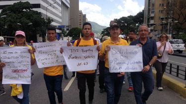 Varios manifestantes opuestos al régimen de Nicolás Maduro marchan en Caracas en apoyo a los alcaldes sobre los que penan condenas de inhabilitación del Tribunal Supremo.