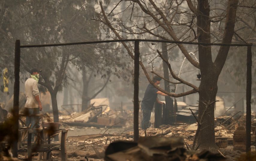 Residentes observan cómo quedaron destruidas sus viviendas.&nbsp;