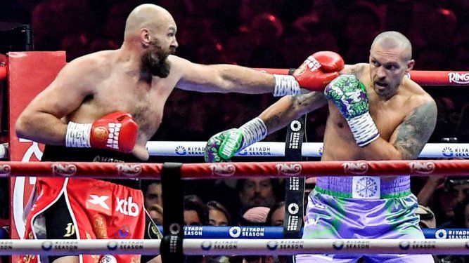 El británico Tyson Fury (izquierda) y el ucraniano Oleksandr Usyk intercambian golpes en su combate de revancha, el 22 de diciembre de 2024.