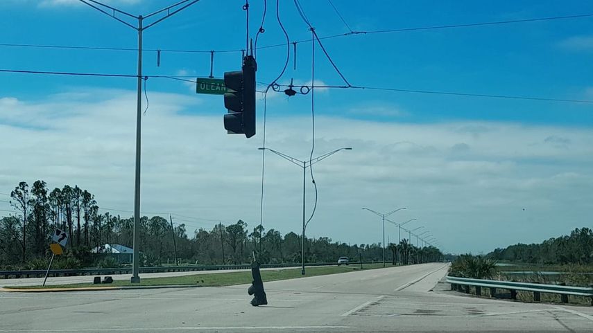 Intersección de tránsito con semáforos afectados en Port Charlotte.&nbsp;