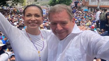 La líder opositora María Corina Machado con el candidato Edmundo González en un acto en La Victoria, estado Aragua, a hora y media de Caracas