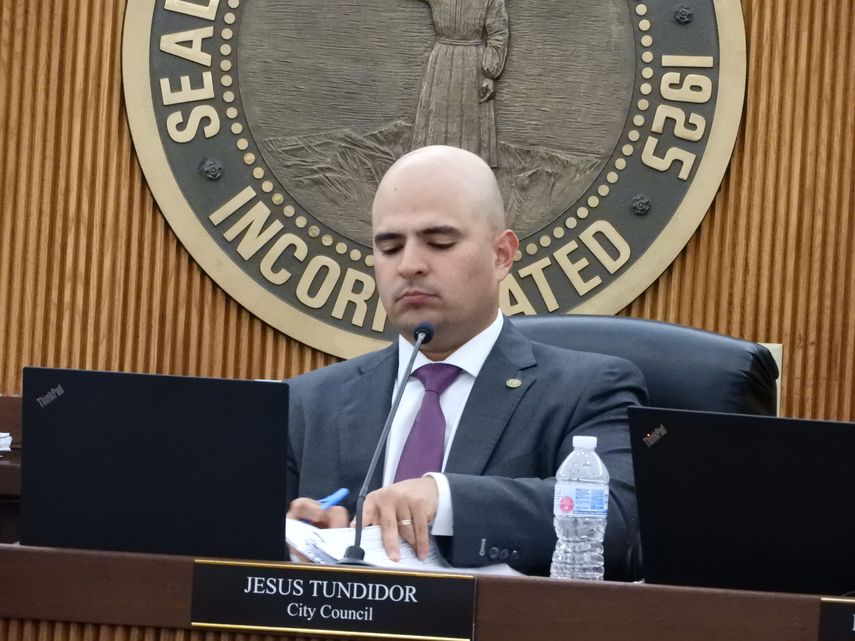 Jes&uacute;s Tundidor, concejal de Hialeah en su primera reuni&oacute;n.