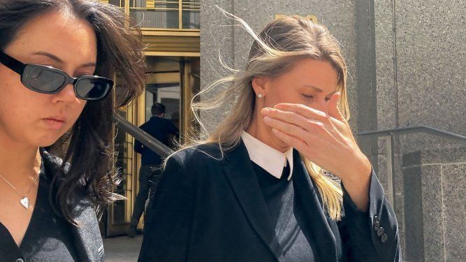 Aimee Harris (derecha) sale de un tribunal federal de Manhattan, el martes 9 de abril de 2024, en Nueva York.&nbsp;