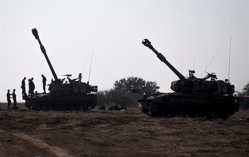 Los soldados israelíes de la unidad de artillería participan en un entrenamiento militar en la meseta del Golán, cerca de la frontera entre Israel y Siria (EFE)