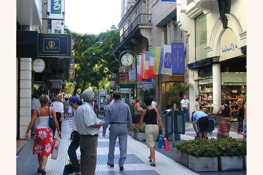 El bulevar Florida cuenta con tiendas, cafeterías, restaurantes y hoteles.&nbsp;