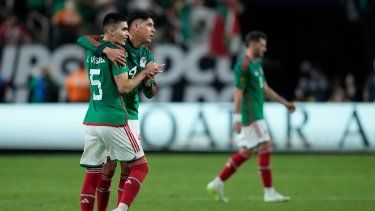 Johan Vázquez y Edson Álvarez, de México se abrazan tras la victoria sobre Jamaica en las semifinales de la Copa de Oro, el miércoles 12 de julio de 2023, en Las Vegas&nbsp;