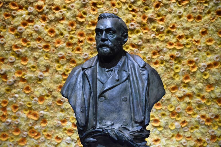 El busto del químico e ingeniero sueco Alfred Nobel, inventor de la dinamita y creador de los Premios Nobel, en la Sala de Conciertos de Estocolmo durante la ceremonia de entrega de los Premios Nobel, en 2018.