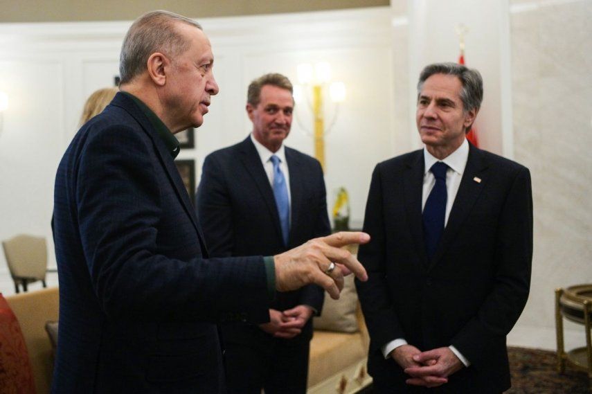 El presidente turco Recep Tayyip Erdogan, izquierda, conversa con el secretario de Estado estadounidense Antony Blinken durante su reunió en el aeropuerto de Esenboga en Ankara, Turquía, el lunes 20 de febrero de 2023.&nbsp;