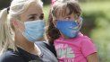 Madre e hija usan mascarillas al entrar al zoológico de Miami. Madre e hija usan mascarillas al entrar al zoológico de Miami.