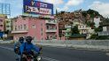 La gente pasa en bicicleta frente a una valla publicitaria con propaganda política que representa los ojos del fallecido presidente venezolano Hugo Chávez, en Caracas el 2 de diciembre de 2020 antes de las elecciones parlamentarias en el país. Venezolano celebrará elecciones legislativas el 6 de diciembre. La gente pasa en bicicleta frente a una valla publicitaria con propaganda política que representa los ojos del fallecido presidente venezolano Hugo Chávez, en Caracas el 2 de diciembre de 2020 antes de las elecciones parlamentarias en el país. Venezolano celebrará elecciones legislativas el 6 de diciembre.