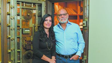 Ernesto Pérez Carrillo, gerente general de EPC Cigar Co. con su hija Lissette.&nbsp;
