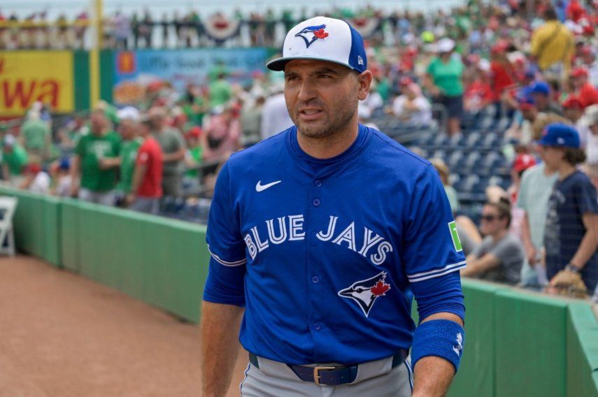 Joey Votto, de los Azulejos de Toronto, camina a la cueva antes de un juego de pretemporada ante los Filis de Filadelfia, el 17 de marzo de 2024, en Clearwater, Florida&nbsp;