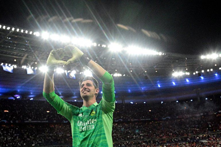 El portero del Real Madrid Tibauth Courtois celebra con la afición el final del partido de Champions League