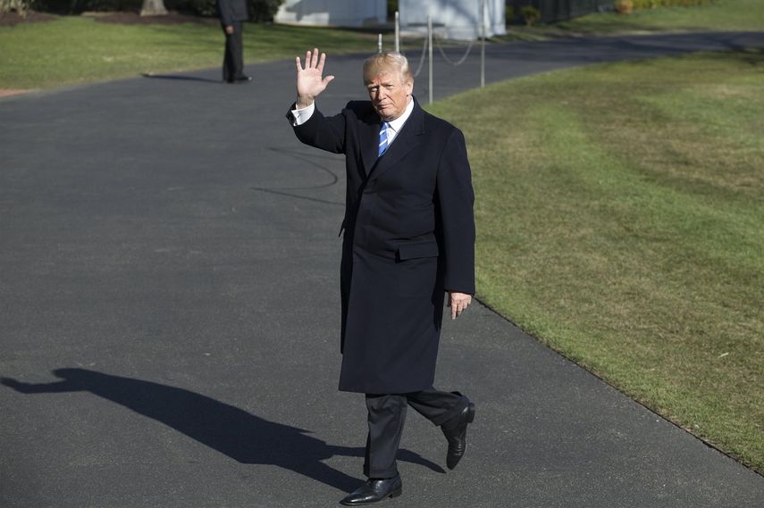 Donald&nbsp;J.&nbsp;Trump saluda mientras camina en el jardín sur de la Casa Blanca después de regresar&nbsp;de West Virginia, en el Marine One.&nbsp;