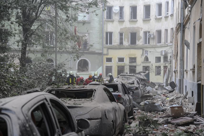 Efectivos de los servicios de emergencia se reúnen en el exterior de edificios dañados mientras buscan a posibles víctimas tras un ataque ruso sobre Leópolis, Ucrania, el 6 de julio de 2023.&nbsp;