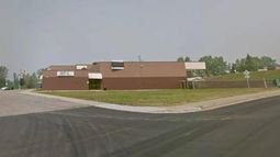 Imagen de la escuela de secundaria en Tumbler Ridge en la que al menos diez personas murieron este martes cuando una persona disparó, según informó la Policía Imagen de la escuela de secundaria en Tumbler Ridge en la que al menos diez personas murieron este martes cuando una persona disparó, según informó la Policía