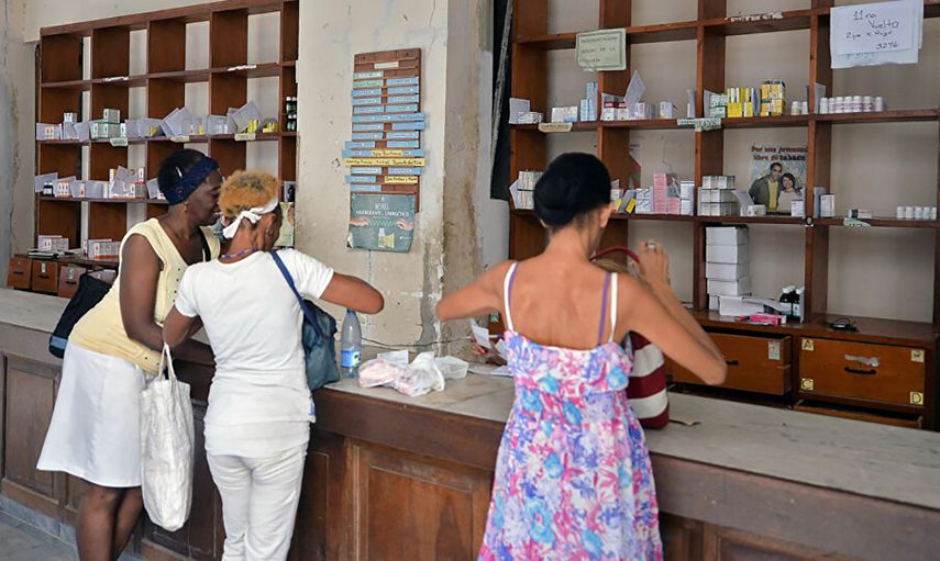 Vista parcial de una farmacia para el pueblo en La Habana.