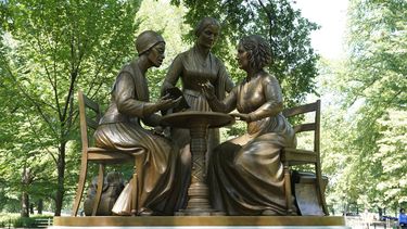 La inauguraci&oacute;n de la estatua de las pioneras de los derechos de las mujeres Susan B. Anthony, Elizabeth Cady Stanton y Sojourner Truth se ve en Central Park en Nueva York el 26 de agosto de 2020. , marcando la primera estatua de mujeres de la vida real del parque.&nbsp; 