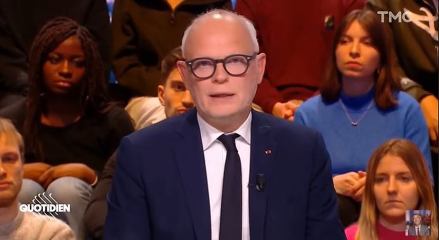El exprimer ministro Edouard Philippe es el guionista de la serie Dans lombre.