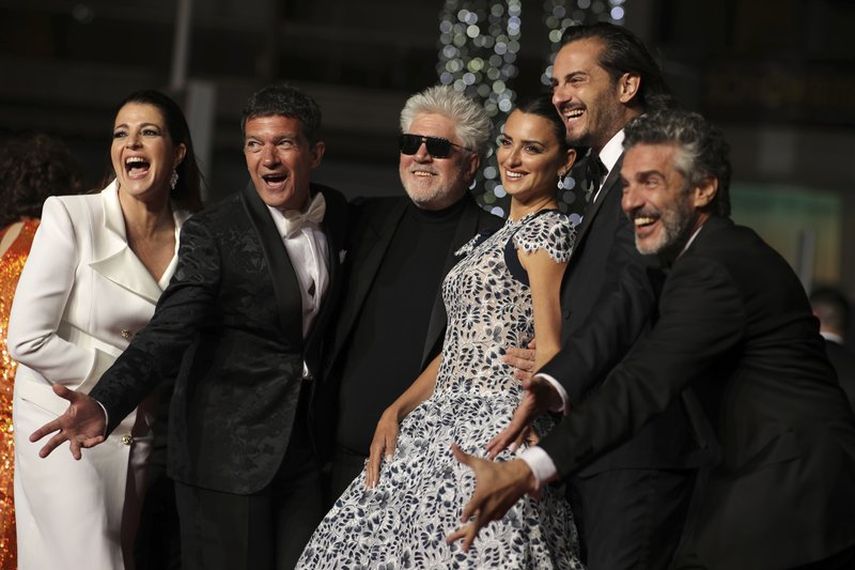 En esta fotografía de archivo del 17 de mayo de 2019 los actores Nora Navas, de izquierda a derecha, Antonio Banderas, el director Pedro Almodóvar, y los actres Penélope Cruz, Asier Etxeandia, y Leonardo Sbaraglia posan al salir del estreno de “Dolor y gloria” en la 72ª edición del Festival de Cine de Cannes en Francia.&nbsp;