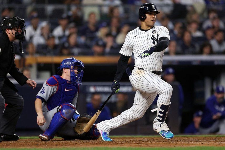 El dominicano Juan Soto, entonces de los Yanquis de Nueva York, batea durante un compromiso ante los Dodgers de Los Ángeles en la Serie Mundial 2024. El dominicano Juan Soto, entonces de los Yanquis de Nueva York, batea durante un compromiso ante los Dodgers de Los Ángeles en la Serie Mundial 2024.
