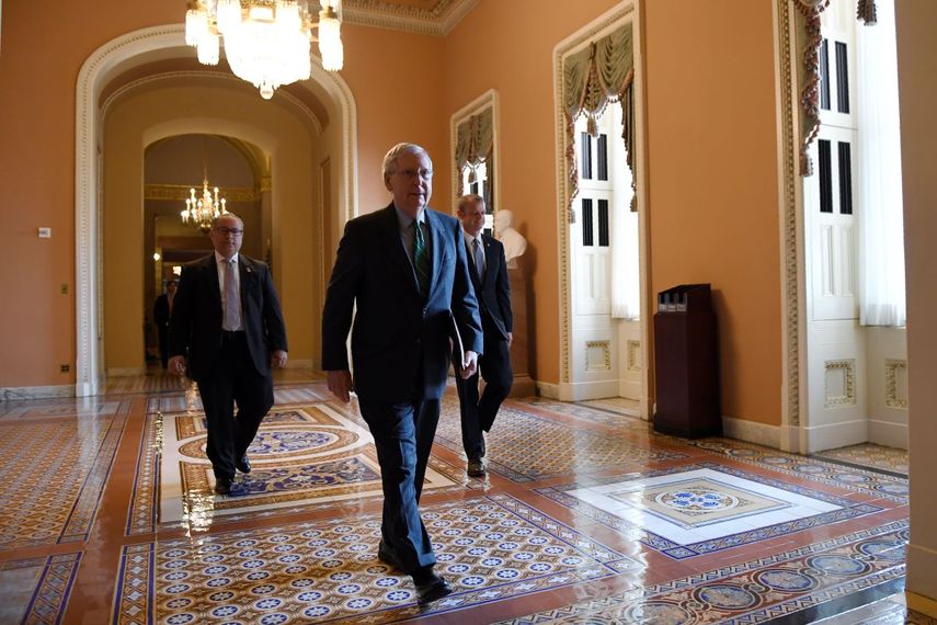 Mitch McConnell, líder de la mayoría en el Senado, camina hacia esa cámara en el Capitolio, el jueves 19 de marzo de 2020, en Washington. 