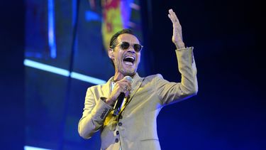 Marc Anthony durante un concierto de su gira Pallá voy en Rosemont, Illinois, el 8 de octubre de 2021. El cantante canceló su concierto del miércoles en Panamá tras sufrir una caída en su hotel cuando se disponía a salir para su show, lesionándose la espalda, informaron los organizadores.