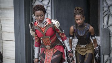 En esta imagen difundida por Disney, Lupita Nyongo, a la izquierda, y Letitia Wright en una escena de Black Panther de Marvel Studios. The Walt Disney Co. postergó las fechas de estreno de muchas de sus películas.