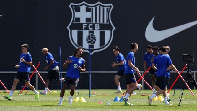 El defensa francés #23 del Barcelona, Jules Kounde (C), participa en una sesión de entrenamiento en la víspera del partido de ida de las semifinales de la UEFA Champions League entre el FC Barcelona y el Inter de Milán en el campo de entrenamiento Joan Gamper en Sant Joan Despí, cerca de Barcelona, el 29 de abril de 2025. 