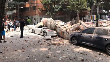 Varios derrumbes en las calles de Ciudad de México tras terremoto de 7.1 grados.