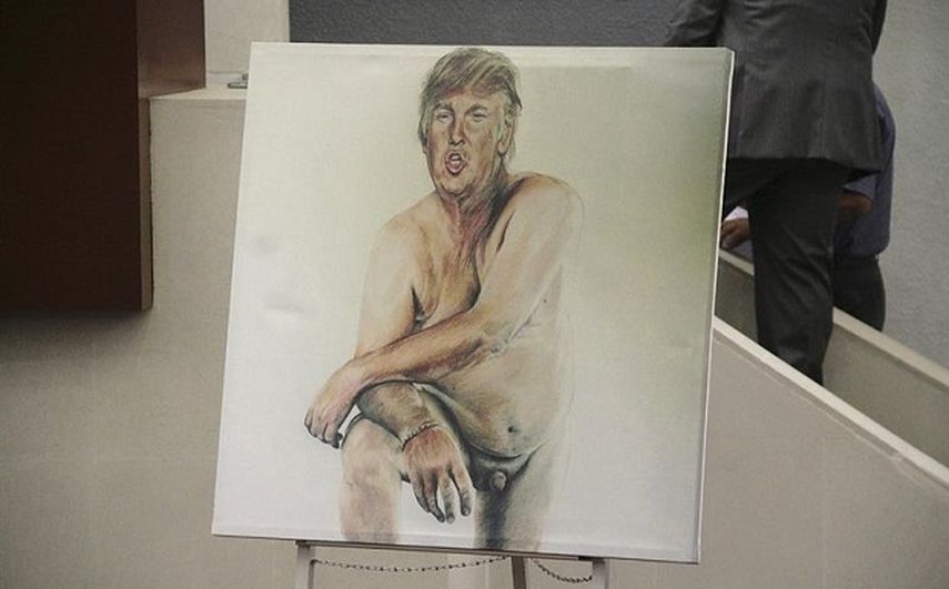 Fotografía cedida de una pintura de Donald Trump desnudo, mostrada durante una sesión en el Congreso estatal de San Luis Potosí, en rechazo a las declaraciones del aspirante presidencial estadounidense sobre la inversión que la empresa Ford realizará e