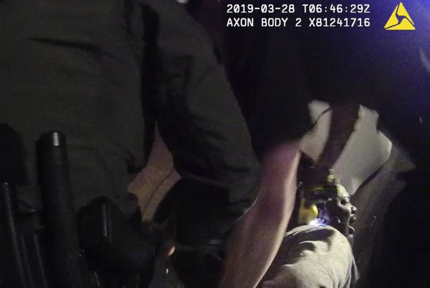 En esta fotograf&iacute;a tomada a partir de un video del 28 de marzo de 2019 captado por la c&aacute;mara corporal de un polic&iacute;a y proporcionada por el Departamento de Polic&iacute;a de Texas para Live PD, agentes del condado Williamson inmovilizan a Javier Ambler y uno de ellos le aplica una pistola aturdidora durante su arresto en Austin, Texas.&nbsp;